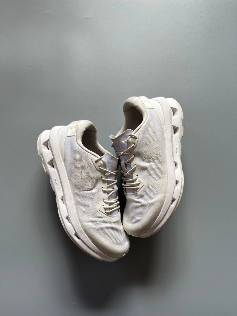 ONCLOUD ZONE TRIPLE WHITE (6US WMNS) (Category: Sneakers) located in Baguio. Submitted by grabUrPairs (Listing ID 1463838811, Image 2). Description: EXCELLENT SIGNS OF USAGE 6US WMNS 37EU PAIR ONLY AUTHENTIC.