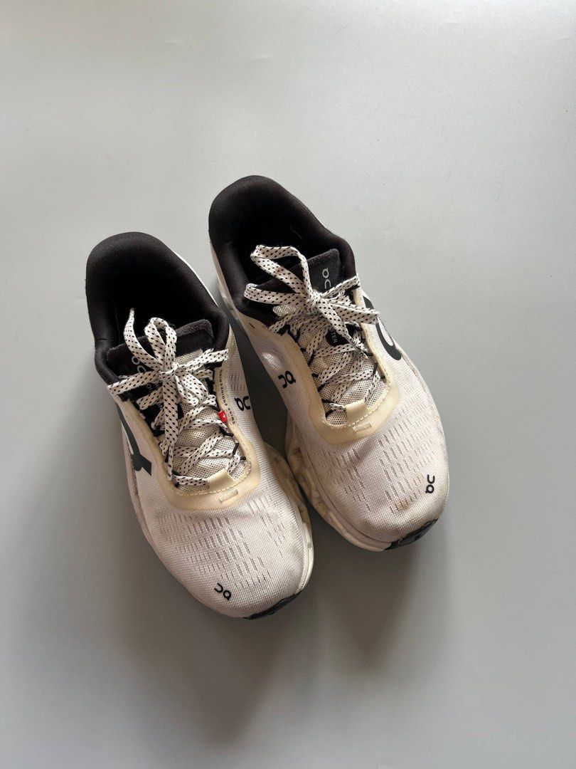 ONCLOUDMONSTER WHITE (6US WMNS) (Category: Sneakers) located in Baguio. Submitted by grabUrPairs (Listing ID 1463839851, Image 3). Description: VGUC - EXCELLENT SIGNS OF USAGE 6US WMNS / 37EU PAIR ONLY AUTHENTIC.