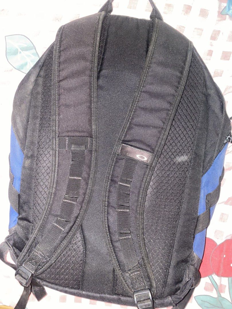 ORIGINAL OAKLEY (Category: Backpacks) located in Manila. Submitted by luckyflower.733606 (Listing ID 1463887101, Image 2). Description: Selling my ORIGINAL OAKLEY Backpack 💙🖤 DETAILS: - Color: Royal Blue + Black - Size: 48cm Height - Kasya 15-inch laptop, A4 books, folders - Condition: 8/10. Good condition. May konting dumi lang sa labas na malilinis pa. No butas, no sira sa zipper at tahi. - Features: Padded back & straps, maraming compartment