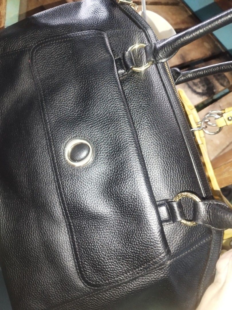 Oroton Black Leather Tote Bag (Category: Luxury Bags & Wallets) located in Rizal. Submitted by purplemon117.8 (Listing ID 1463812216, Image 2). Description: niceeeeeee3eeenih😘 comes w/dustbag.