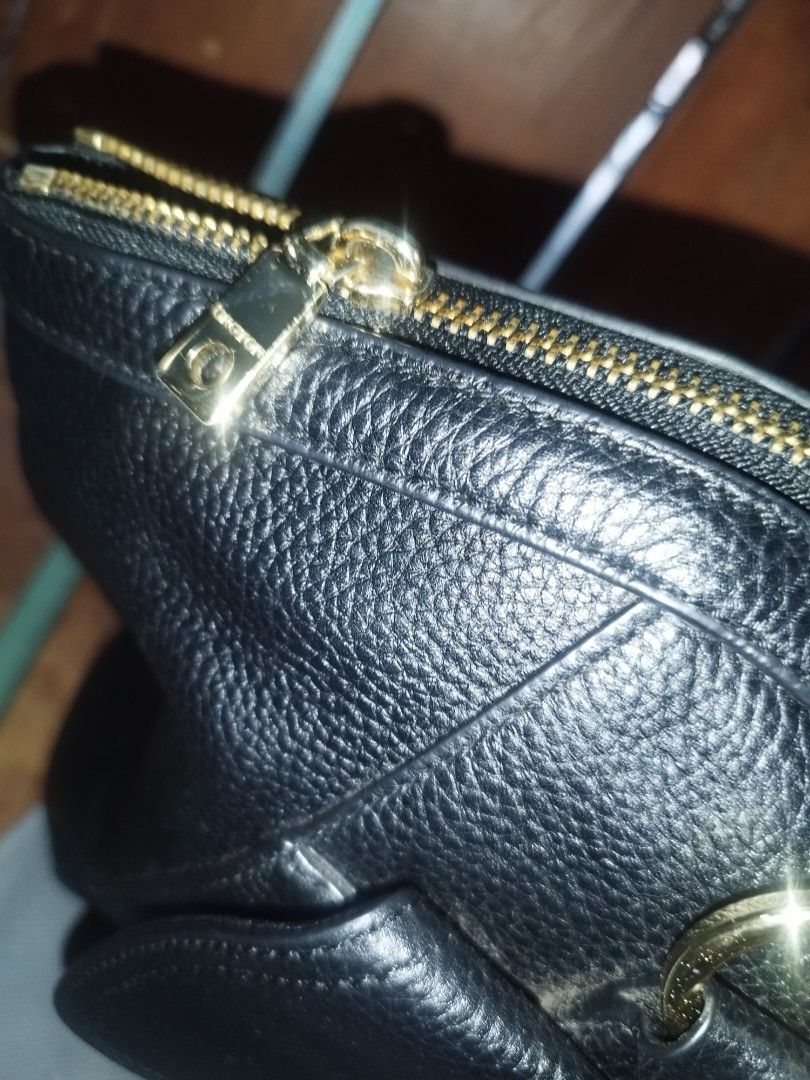 Oroton Black Leather Tote Bag (Category: Luxury Bags & Wallets) located in Rizal. Submitted by purplemon117.8 (Listing ID 1463812216, Image 3). Description: niceeeeeee3eeenih😘 comes w/dustbag.