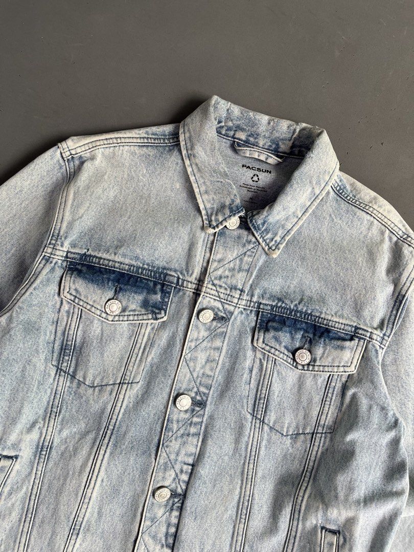 PACSUN DENIM JACKET (Category: Coats, Jackets and Outerwear) located in Quezon City. Submitted by kentstuff (Listing ID 1463839780, Image 2). Description: PACSUN (MEN) Size M On Tag Shoulder-Hem : 26” Pit-Pit : 22” Condition: Excellent CR: 9.8/10 Flaws: ❌ Needwash DISCLAIMER: This is a thrifted item. All brands, logos, and trademarks belong to their rightful owners. We’re here to rehome great pieces — no brand affiliation intended..