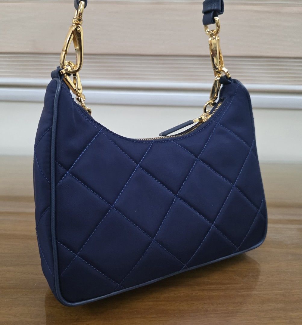 Pŕada Re -Edition 1995 Chaine Bag (Category: Shoulder Bags) located in Quezon City. Submitted by lifestyleboutik (Listing ID 1463803607, Image 3). Description: Adjustable strap No issue Detachable straps Can be use both Riri Zip.