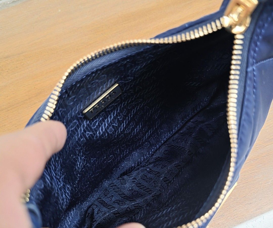 Pŕada Re -Edition 1995 Chaine Bag (Category: Shoulder Bags) located in Quezon City. Submitted by lifestyleboutik (Listing ID 1463803607, Image 2). Description: Adjustable strap No issue Detachable straps Can be use both Riri Zip.