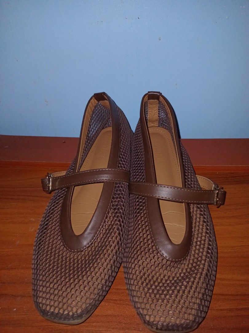 Parisian Flat Pumps (Category: Flats & Sandals) located in Naga. Submitted by aeries.collection (Listing ID 1463800871, Image 2). Description: Size 8 In good shape No box.