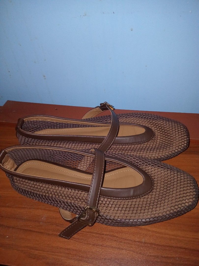 Parisian Flat Pumps (Category: Flats & Sandals) located in Naga. Submitted by aeries.collection (Listing ID 1463800871, Image 1). Description: Size 8 In good shape No box.