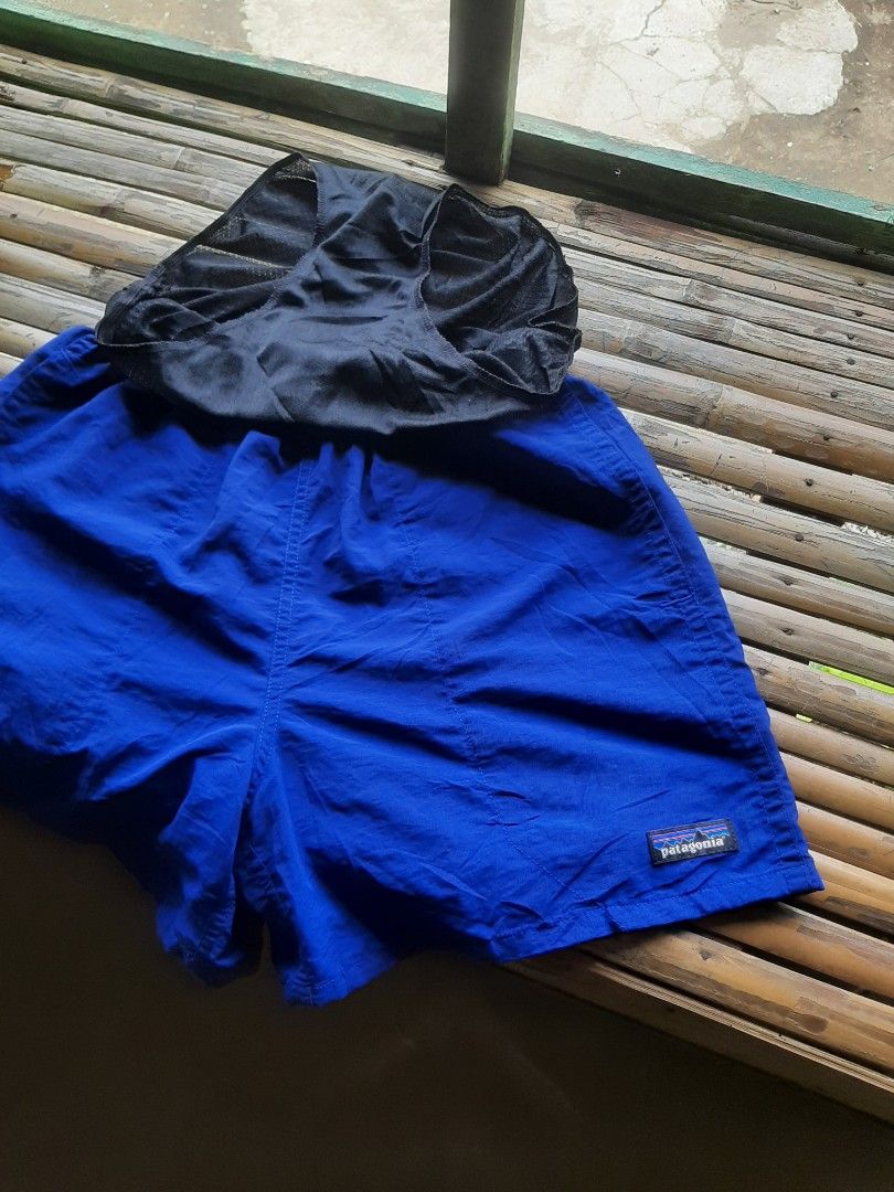 Patagonia baggies packable shorts (Category: Shorts) located in Himamaylan. Submitted by thriftsouth6108 (Listing ID 1463869858, Image 2). Description: Patagonia mens baggies packable short Size: 28-32 Length: 15 As new Colorate: 10/10 No issue J&T courier Can do shipping nationwide Visayas location - Blue Patagonia shorts - Elastic waistband with drawstring - One back pocket with button closure - Built-in black liner - Ideal for swimming or casu