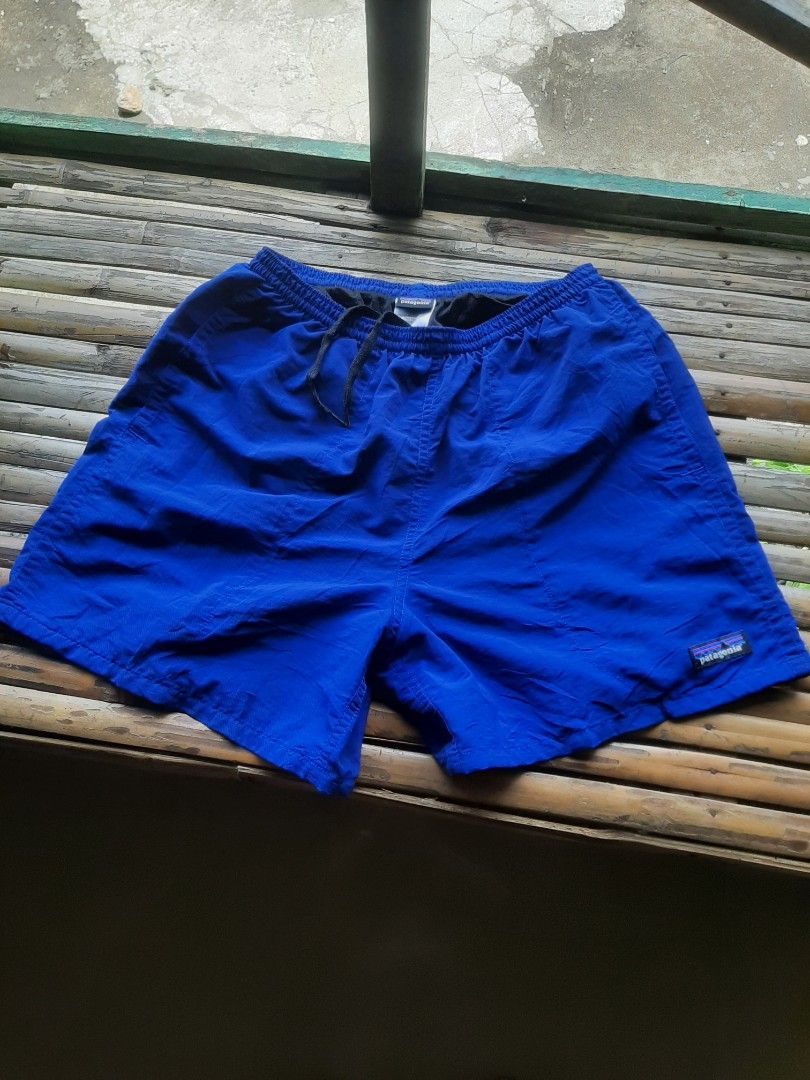 Patagonia baggies packable shorts (Category: Shorts) located in Himamaylan. Submitted by thriftsouth6108 (Listing ID 1463869858, Image 1). Description: Patagonia mens baggies packable short Size: 28-32 Length: 15 As new Colorate: 10/10 No issue J&T courier Can do shipping nationwide Visayas location - Blue Patagonia shorts - Elastic waistband with drawstring - One back pocket with button closure - Built-in black liner - Ideal for swimming or casu