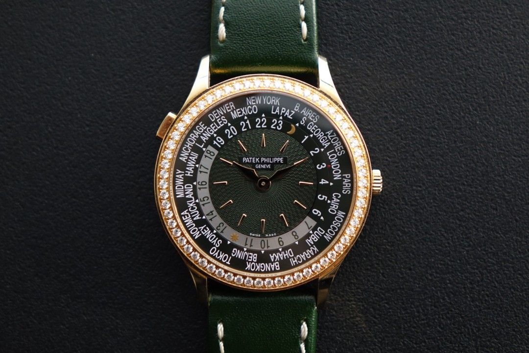 Patek Philippe Complications Worldtime Green Factory diamond bezel 7130R-014 Full Set (Category: Watches) located in Singapore. Submitted by wristime (Listing ID 1463897695, Image 1). Description: Join our tele-gram channel for the latest updates! https://bit.ly/4rwZ2Mp The Patek Philippe World Time 7130R-014 is one of those references that deserves a closer look in person. Housed in a beautifully proportioned 36mm rose gold case, its standout fe