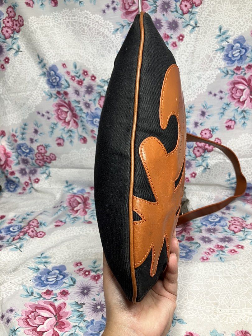 PATRICK COX CANVAS AND LEATHER SHOULDER BAG (Category: Tote Bags) located in General Mariano Alvarez. Submitted by adonid (Listing ID 1463759636, Image 3). Description: PATRICK COX CANVAS AND LEATHER SHOULDER BAG GOOD CONDITION NORMAL SIGN OF USAGE ONLY SHOULDER/TOTE BAG.