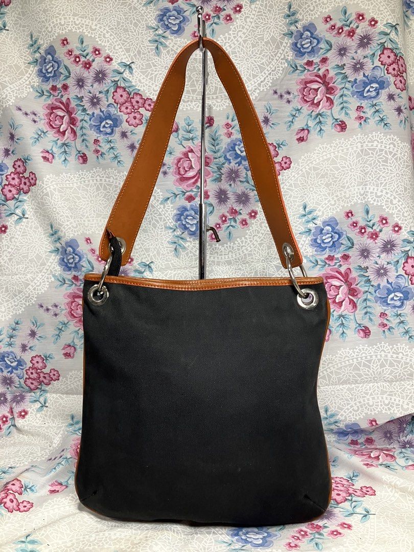 PATRICK COX CANVAS AND LEATHER SHOULDER BAG (Category: Tote Bags) located in General Mariano Alvarez. Submitted by adonid (Listing ID 1463759636, Image 2). Description: PATRICK COX CANVAS AND LEATHER SHOULDER BAG GOOD CONDITION NORMAL SIGN OF USAGE ONLY SHOULDER/TOTE BAG.