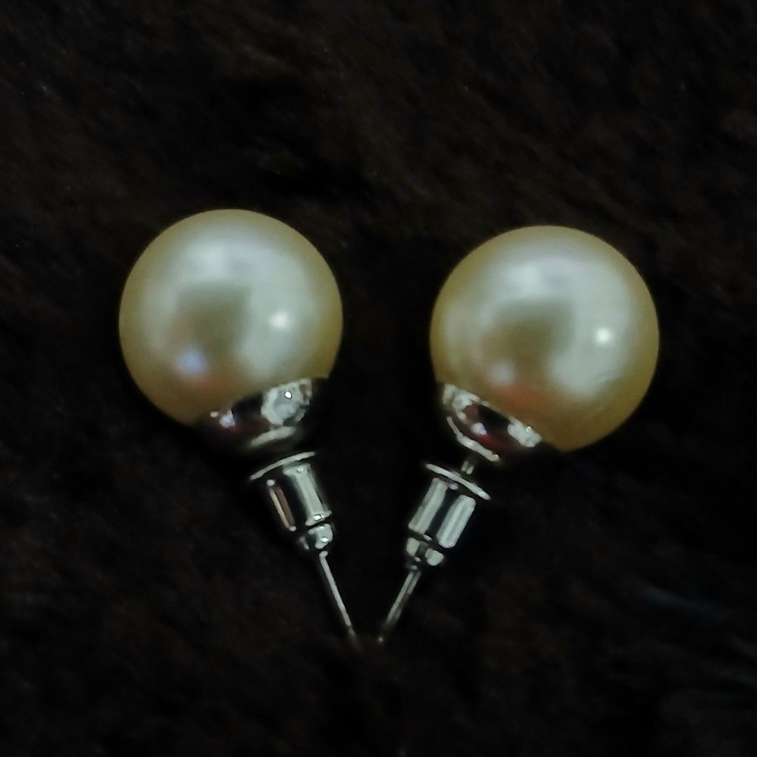 Pearl Stud Earrings (Category: Earrings) located in Alaminos. Submitted by sachiKaSan (Listing ID 1463865837, Image 2). Description: - Classic pearl stud earrings - Warm, creamy pearl tone - Secure backings included - Versatile for everyday wear or dressing up - Simple and timeless design.