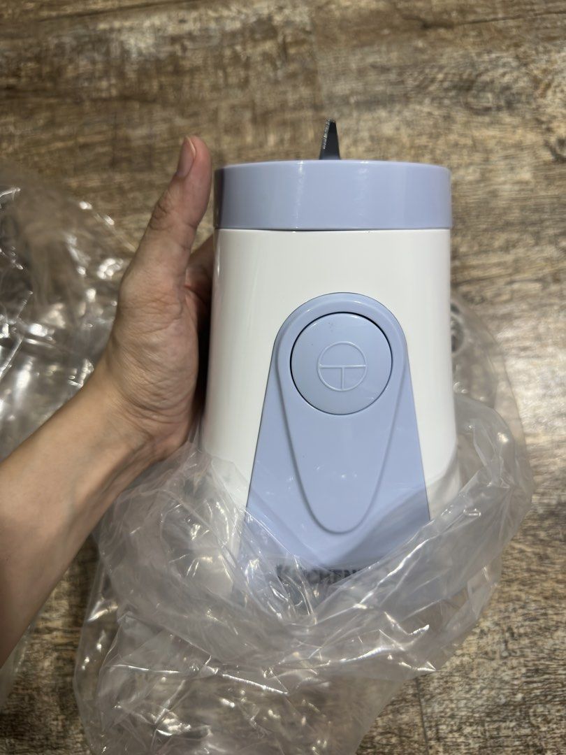 Personal blender (Category: Juicers, Blenders & Grinders) located in Pasay City. Submitted by 1998mortzon (Listing ID 1463927637, Image 3). Description: Brandnew no issue.