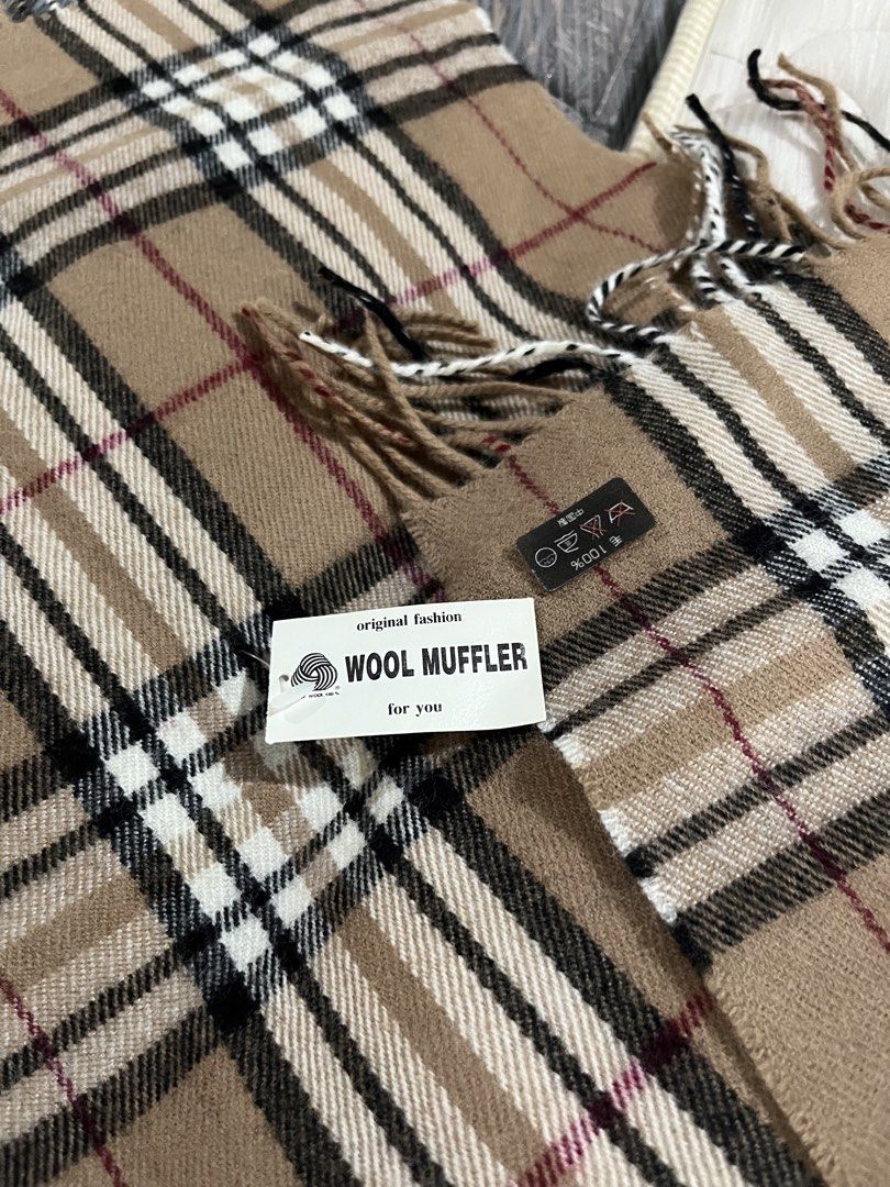 Plaid Wool scarf (Category: Scarves) located in Valencia. Submitted by bordzsthrift (Listing ID 1463761262, Image 2). Description: Excellent Condition Nice material .