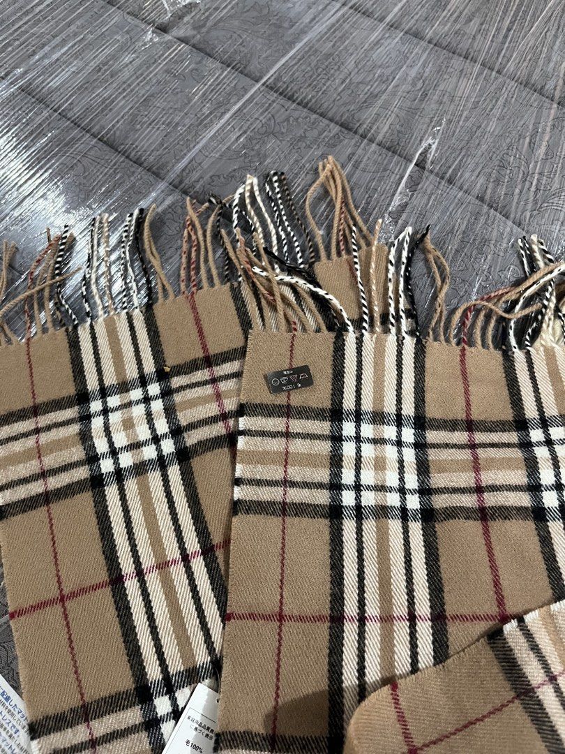 Plaid Wool scarf (Category: Scarves) located in Valencia. Submitted by bordzsthrift (Listing ID 1463761262, Image 3). Description: Excellent Condition Nice material .