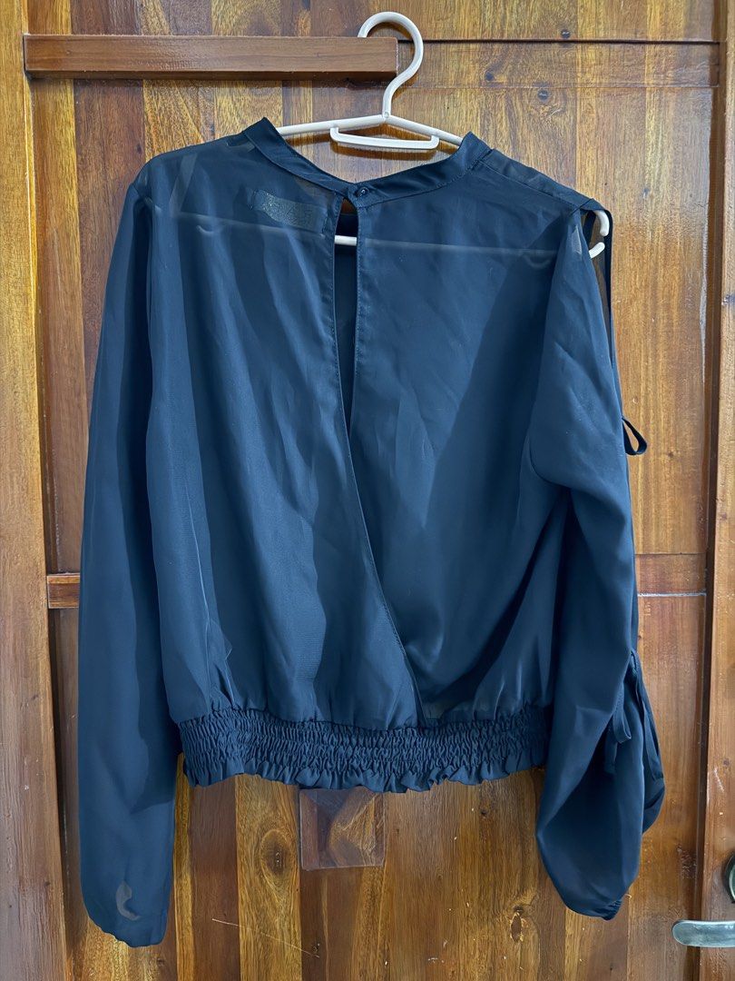 Plains and Prints Black Sheer Top (Category: Blouses) located in Meycauayan. Submitted by daebaaaeee (Listing ID 1463850900, Image 2). Description: .