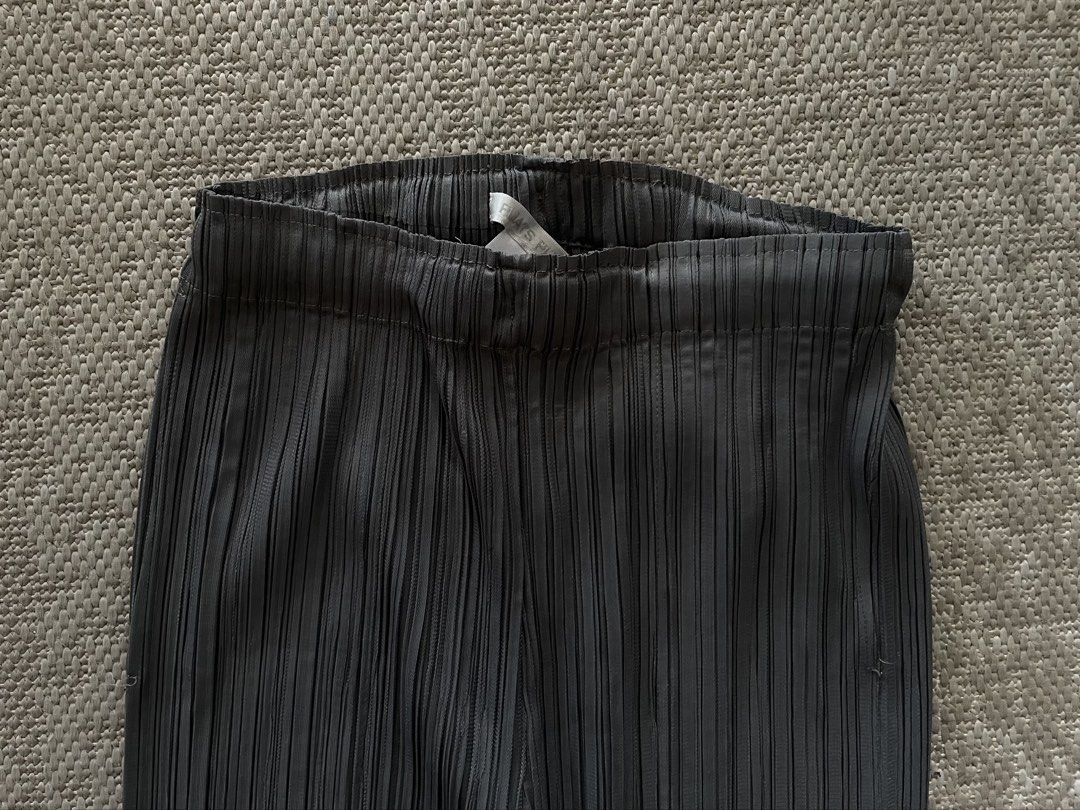 Pleated Wide Leg Pants (Category: Jeans) located in Manila. Submitted by rei.ocn (Listing ID 1463849216, Image 2). Description: - Grey pleated pants - Comfortable elastic waistband - Trendy wide-leg silhouette - Convenient front pockets - Versatile for casual or dressed-up outfits - Easy to style.