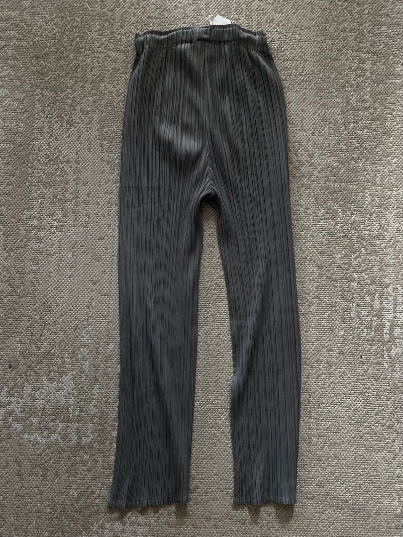 Pleated Wide Leg Pants (Category: Jeans) located in Manila. Submitted by rei.ocn (Listing ID 1463849216, Image 3). Description: - Grey pleated pants - Comfortable elastic waistband - Trendy wide-leg silhouette - Convenient front pockets - Versatile for casual or dressed-up outfits - Easy to style.