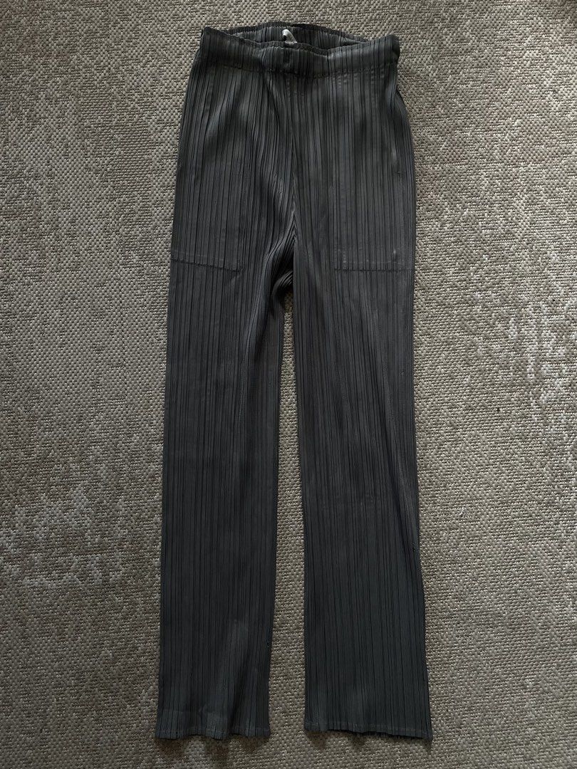 Pleated Wide Leg Pants (Category: Jeans) located in Manila. Submitted by rei.ocn (Listing ID 1463849216, Image 1). Description: - Grey pleated pants - Comfortable elastic waistband - Trendy wide-leg silhouette - Convenient front pockets - Versatile for casual or dressed-up outfits - Easy to style.