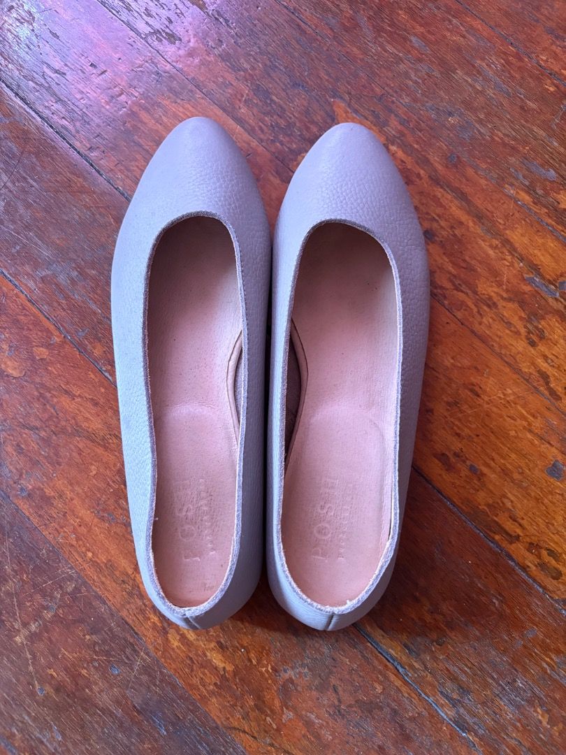 POSH Pocket Dailey shoes (Category: Flats & Sandals) located in Quezon City. Submitted by mariane_1963 (Listing ID 1463797935, Image 1). Description: - POSH Pocket Shoes - Dailey in taupe/gray, size 9 - Genuine leather - Comfortable and easy slip-on - Ideal for everyday wear - Refer to size chart in photos for measurements - In very good condition - Bought unused from another Carousell seller; I tried on the shoes but ended up not wearing them as