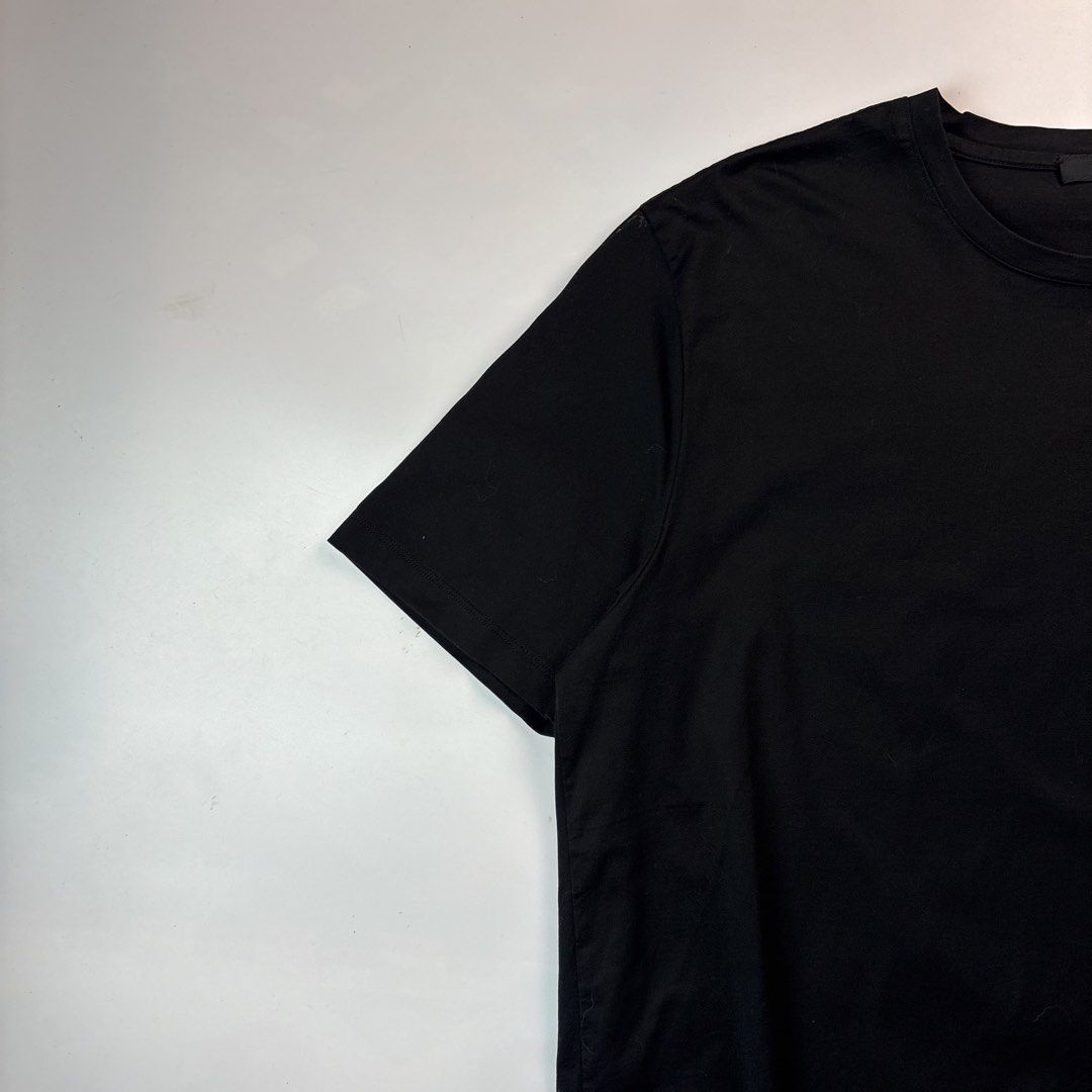 PRADA POCKET TEE EMBLEM (Category: Luxury Apparel) located in Manila. Submitted by johnandrei17422 (Listing ID 1463780952, Image 3). Description: .
