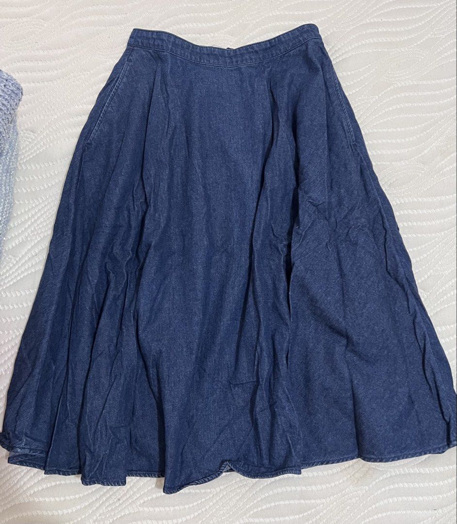 Preloved Denim Skirt (Category: Skirts) located in Kawit. Submitted by morgakarren19 (Listing ID 1463812264, Image 1). Description: Brand: Uniqlo Soft Denim Cotton (Like New) Size: Medium W:26-28 inches L:26.5 inches Half Garter (Back) Quarter Zip Closure 2 Side Pockets.