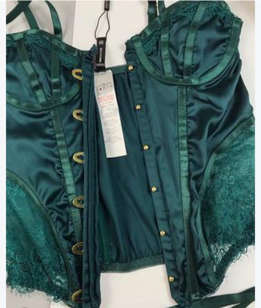 Pretty Little Thing Corset Top, Small (Category: Others Tops) located in Baguio. Submitted by toys_of_yesteryear (Listing ID 1463772888, Image 2). Description: 📌loc. Baguio Brand: Pretty Little Thing Size: Small MoP: Gcash Mod: J&T.