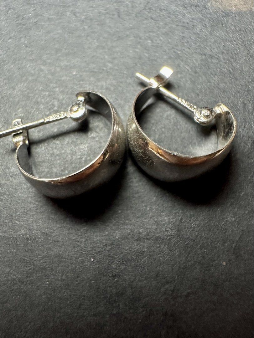 PT900 Platinum Crescent Hoop Earrings (Category: Earrings) located in Mandaluyong City. Submitted by chyckenwings (Listing ID 1463905629, Image 2). Description: Pawnshop Tested Platinum PT900 Crescent Hoop Earring Estimate 12 x 10mm 1.48 grams .