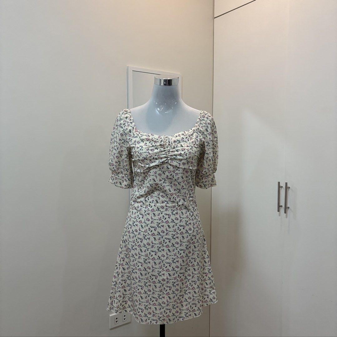Puff Sleeves Dress (Category: Dresses) located in Angeles City. Submitted by declutteredcloset_ (Listing ID 1463903148, Image 1). Description: .