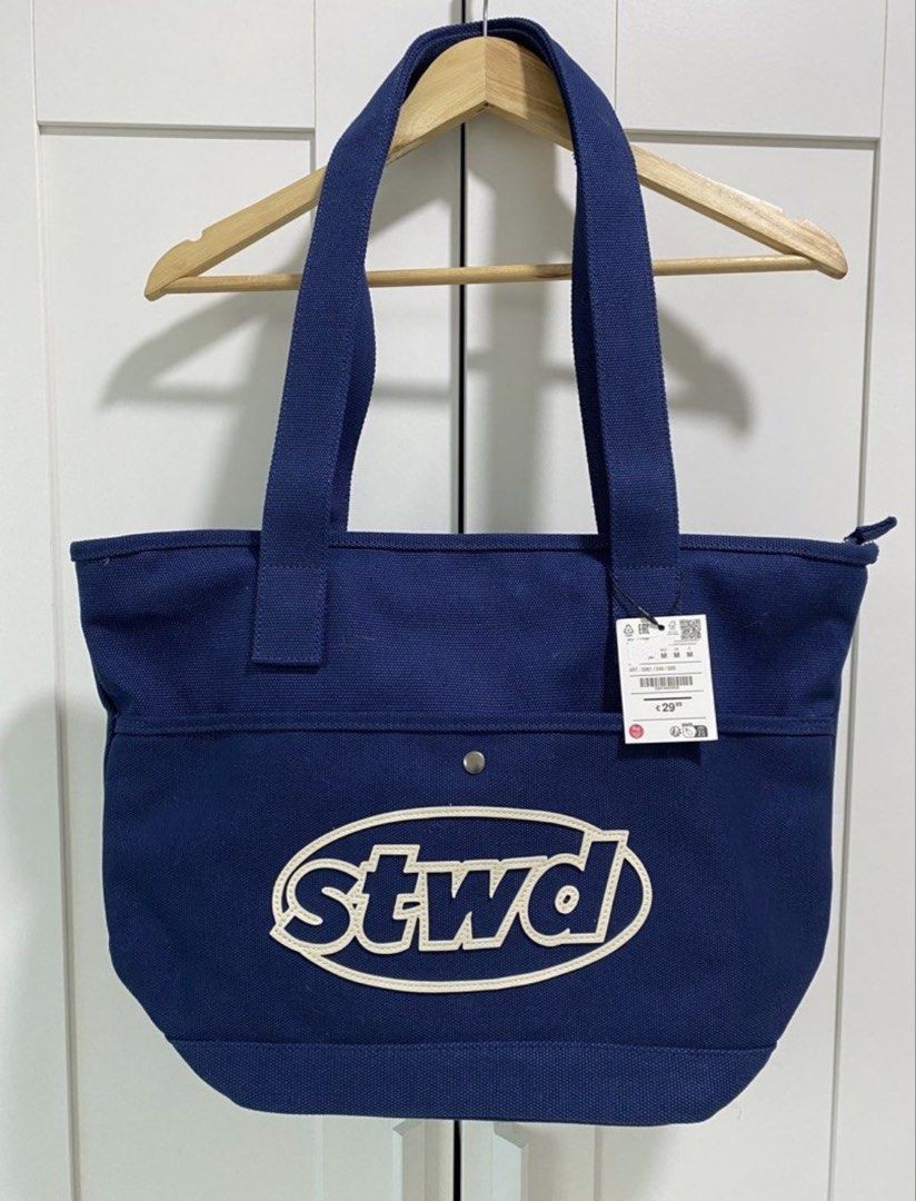 PULL & BEAR Blue STWD Large Zipped Bag (Category: Belt bags, Clutches and Pouches) located in Quezon City. Submitted by wearhouze (Listing ID 1463798089, Image 1). Description: -19x13 - Navy blue color - Features a large ‘stwd’ logo - Front pocket - Zipper closure - Two handles - Simple, clean design - Original price tag attached: €29.99.