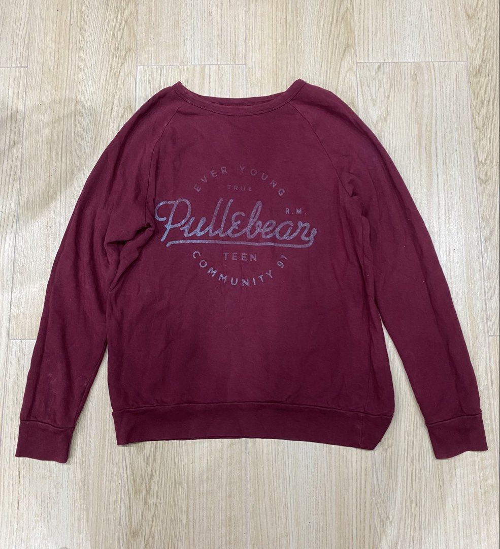 Pull&Bear Maroon Sweatshirt "Ever Young" Graphic (Category: Coats, Jackets and Outerwear) located in San Fernando. Submitted by beylshop (Listing ID 1463912282, Image 1). Description: - Maroon Pull&Bear sweatshirt - Features 'Ever Young True R.M. Pull&Bear Teen Community 91' graphic on front - Long sleeves with ribbed cuffs and hem - Plain maroon back - Perfect for casual wear.