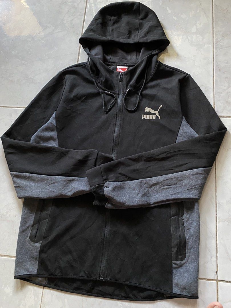 Puma Athletic Hoodie (Category: Coats, Jackets and Outerwear) located in Mangaldan. Submitted by primedealsofficial.ph (Listing ID 1463784144, Image 3). Description: Dimension: 21x28 Size: Medium to L Condition: 10/10 No issue Excellent condition .