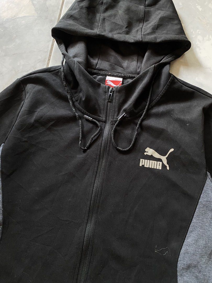 Puma Athletic Hoodie (Category: Coats, Jackets and Outerwear) located in Mangaldan. Submitted by primedealsofficial.ph (Listing ID 1463784144, Image 2). Description: Dimension: 21x28 Size: Medium to L Condition: 10/10 No issue Excellent condition .