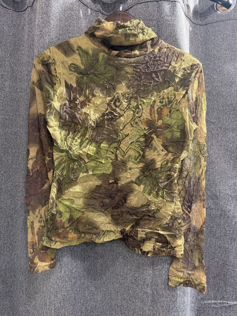 Random Brand Y2K (Category: Longsleeves) located in Quezon City. Submitted by macleen17 (Listing ID 1463829698, Image 1). Description: Random Brand Y2K Size S Excellent Condition Green Color Y2K design.