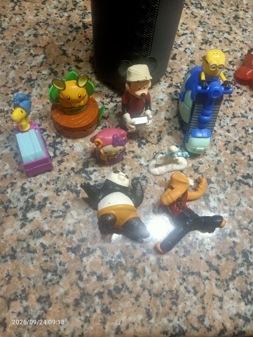 Random toys (Category: Kids Toys) located in Manila. Submitted by yaaaaaj- (Listing ID 1463767548, Image 2). Description: random toys from jollibee and mcdonalds as is ( kung anong nakikita mo yan na yun ) pm sa details 500.