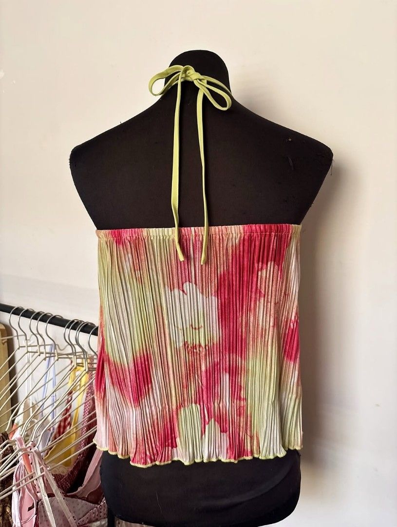 red pleated top (Category: Sleeveless) located in Rizal. Submitted by christine_eagle (Listing ID 1463768844, Image 2). Description: 🛒 ˖ ˚｡⋆ decluttering | wts lfb ph ₱450 + sf — red pleated top ❤️ • up to large • red color • see photos for actual condition and fit • wash before using sf should be shouldered by the buyer MOP: GCash t&cs: failure to pay on time will cost ₱50 per day (if DOP) no rush shipping cancellation fee is 30% of total order