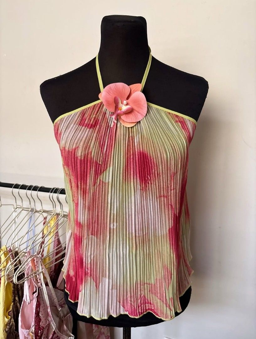 red pleated top (Category: Sleeveless) located in Rizal. Submitted by christine_eagle (Listing ID 1463768844, Image 1). Description: 🛒 ˖ ˚｡⋆ decluttering | wts lfb ph ₱450 + sf — red pleated top ❤️ • up to large • red color • see photos for actual condition and fit • wash before using sf should be shouldered by the buyer MOP: GCash t&cs: failure to pay on time will cost ₱50 per day (if DOP) no rush shipping cancellation fee is 30% of total order