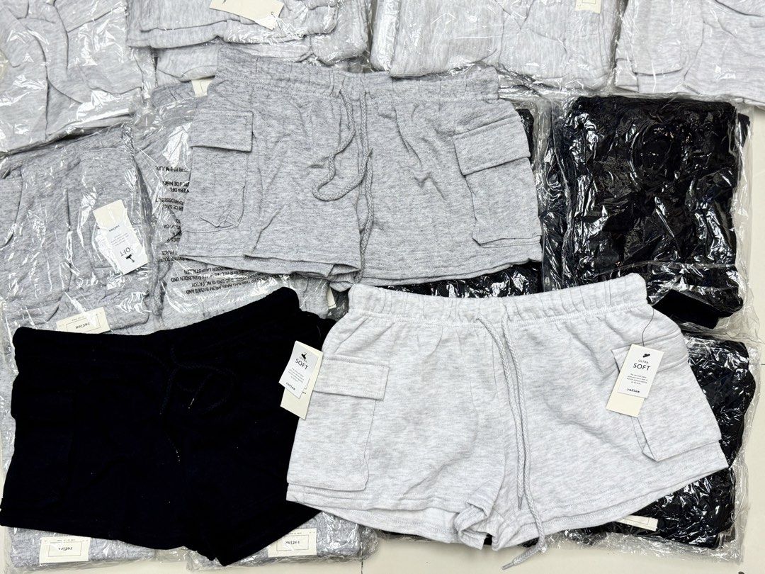 Reflex fleece shorts with cargo pocket ( small ) (Category: Shorts) located in Valenzuela. Submitted by markailandco. (Listing ID 1463919433, Image 1). Description: Mine + color Light gray Dark gray Black .