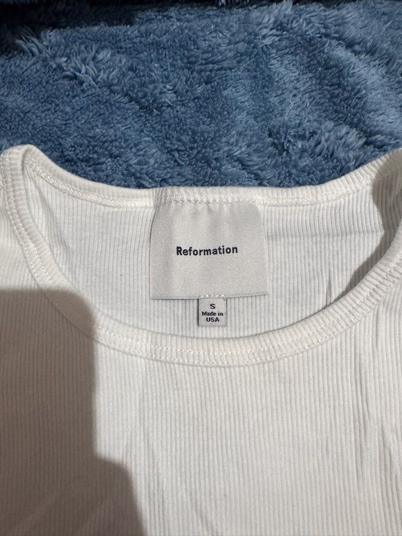 Reformation white tee (Category: Shirts) located in Nueva Valencia. Submitted by lululeimon (Listing ID 1463896715, Image 2). Description: Small on tag Good as new.