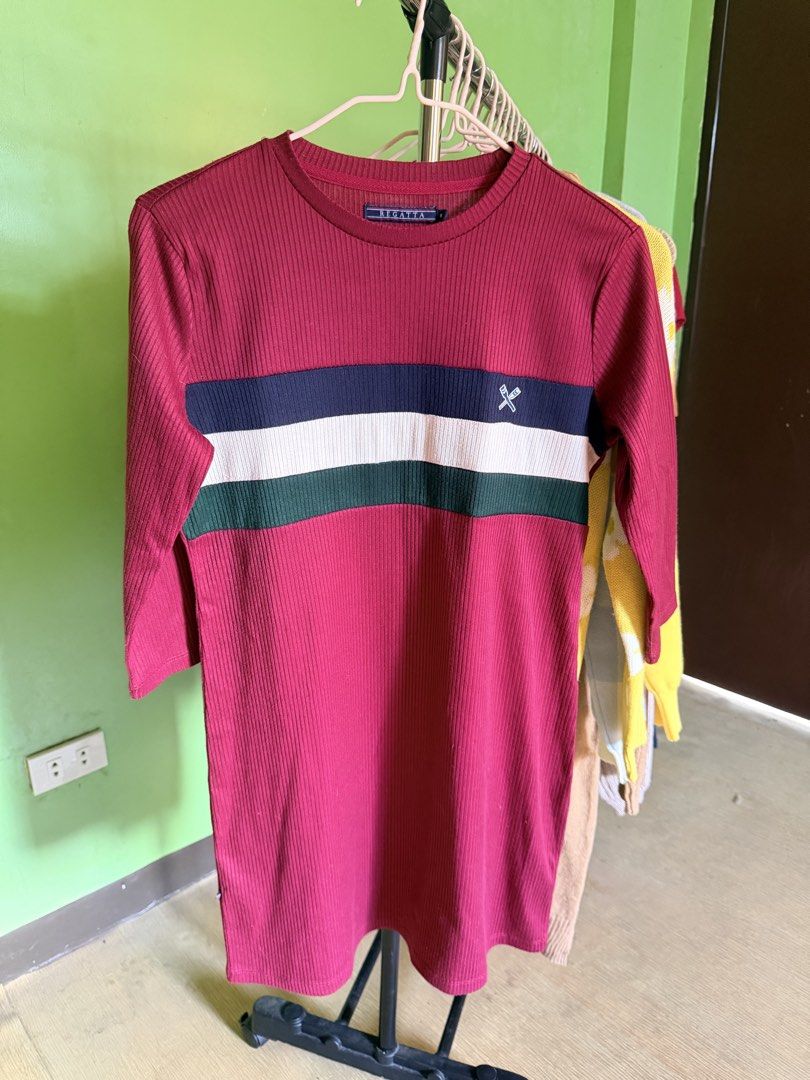 Regatta Ribbed 3/4 Sleeve Top with Stripes (Category: Longsleeves) located in Muntinlupa City. Submitted by cocofinds023 (Listing ID 1463749607, Image 1). Description: - Maroon ribbed top from Regatta - 3/4 sleeve design.