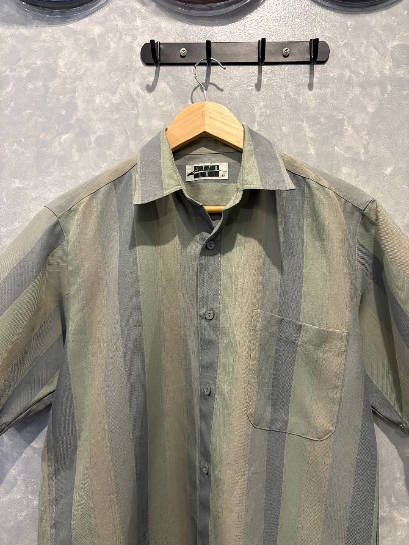 Retro Green Boxy Crop Polo (Category: Tshirts & Polo Shirts ) located in Quezon City. Submitted by outofhabits_store (Listing ID 1463820067, Image 2). Description: Size: Medium, Asian size Width: 21 inches Length: 24.5 inches Buy 2 items worth 600 pesos and get them for 1,000 Payment method: GCash Shipping options (shouldered by buyer): J&T 3-7 days, Lalamove or Grab within the day Location: Quezon City Please manage your expectations as this ite