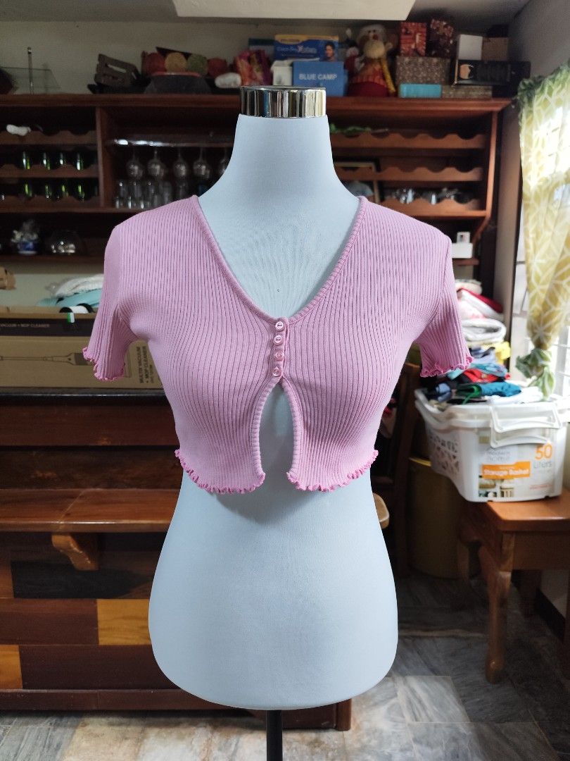 Ribbed Knit Crop Top (Category: Blouses) located in Tacloban City. Submitted by _venta_segunda (Listing ID 1463812591, Image 1). Description: No flaws Fits s to semi med.