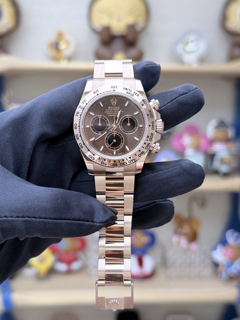 Rolex Daytona 18K 玫瑰金朱古力面 （分類：手錶）位於 Hong Kong。 由 sunny2968 提交（商品編號 1463827647，圖片 1）。簡介： Rolex Daytona 126505 18K 玫瑰金錶殼同錶帶，深啡色錶面。自動上鏈計時錶。呢隻錶好受歡迎，保值之選。。