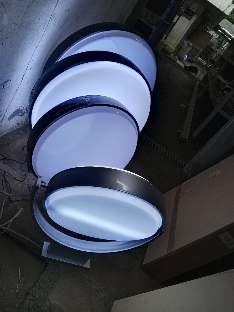 Round Embossed Lightbox (Category: Looking For) located in Manila. Submitted by anngatchalian (Listing ID 1463938198, Image 2). Description: .