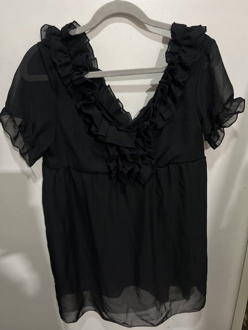 Ruffled black top (Category: Blouses) located in Manila. Submitted by athena_05 (Listing ID 1463886192, Image 1). Description: S-M.
