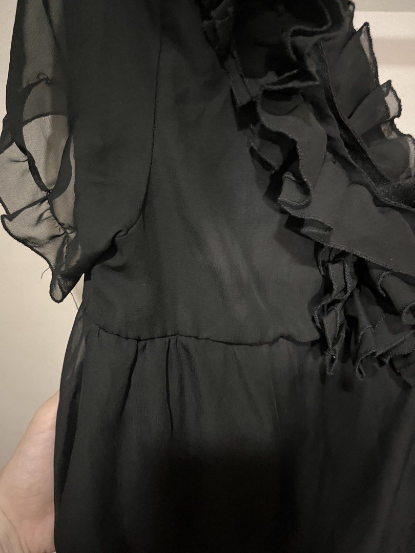 Ruffled black top (Category: Blouses) located in Manila. Submitted by athena_05 (Listing ID 1463886192, Image 3). Description: S-M.