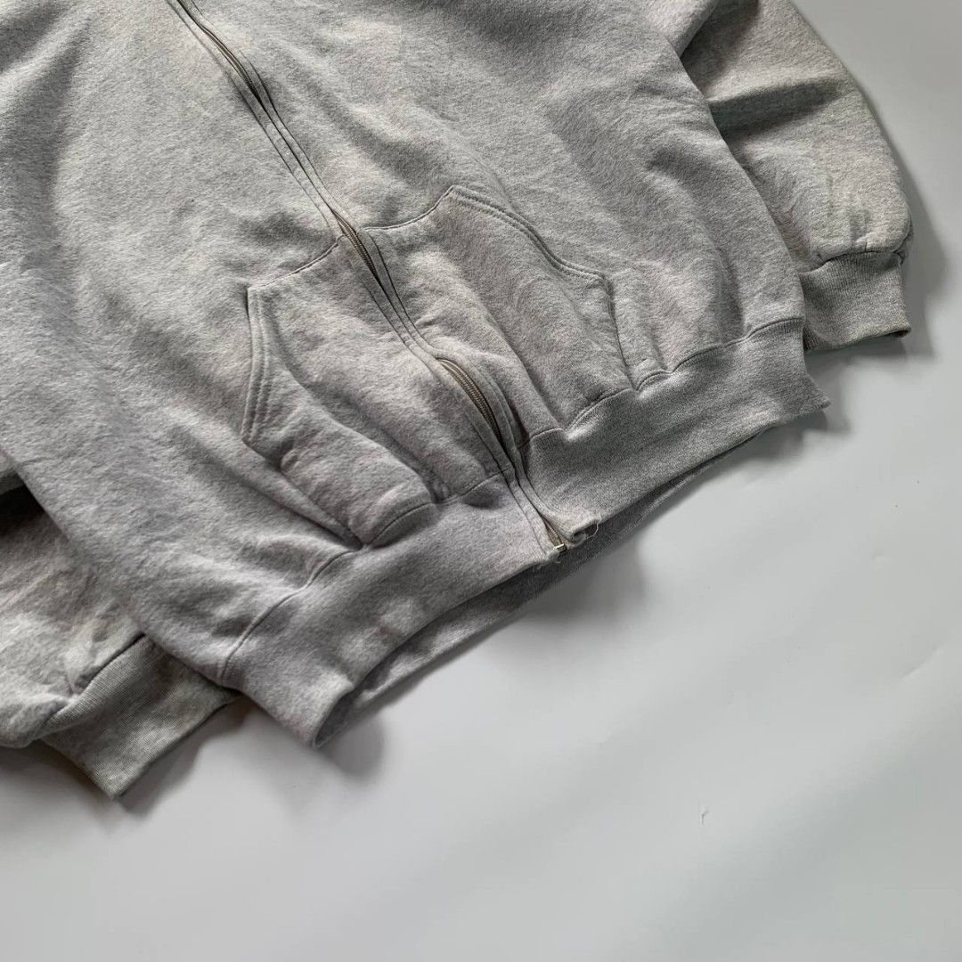 RUSSELL ATHLETIC ZIP HOODIE (Category: Coats, Jackets and Outerwear) located in Puerto Princesa. Submitted by terrificgarments (Listing ID 1463875205, Image 3). Description: RUSSELL ATHLETIC ZIP HOODIE ₱600 + Shipping fee Size - on Tag Width: 25 Length: 28 Issue: Loose stitching, minor stains, cut tags Excellent condition 📌 COLOR MAY VARY DUE TO LIGHTING 📌 ALREADY WASHED 📌 Payment First 📌 No COD 📌 Courier: J&T.