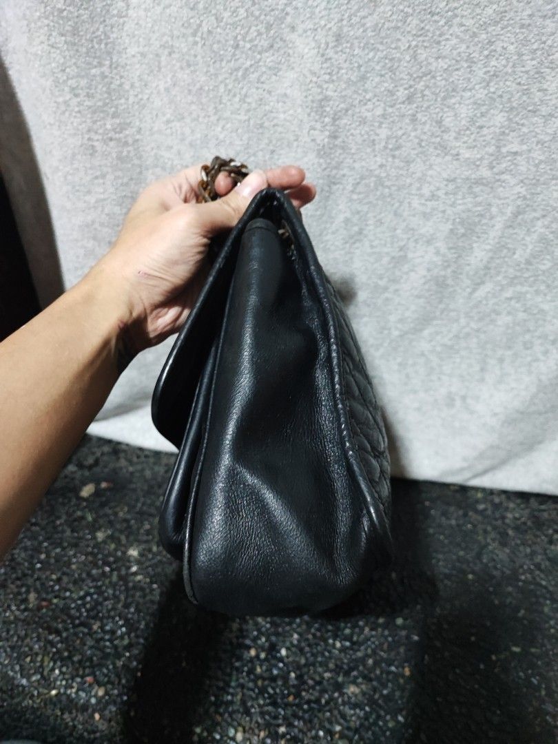 Saint Laurent Black Leather Chevron Flap Bag (Category: Luxury Bags & Wallets) located in Baguio. Submitted by jayrgijc52758 (Listing ID 1463747961, Image 2). Description: YSL sling bag Medium size Rusted hardware Maganda pa sya.. 1200.