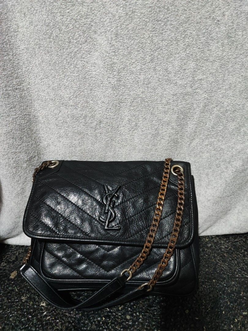 Saint Laurent Black Leather Chevron Flap Bag (Category: Luxury Bags & Wallets) located in Baguio. Submitted by jayrgijc52758 (Listing ID 1463747961, Image 1). Description: YSL sling bag Medium size Rusted hardware Maganda pa sya.. 1200.