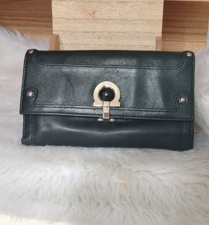 Salvatore Ferragamo (Category: Wallets & Card Holders) located in Minglanilla. Submitted by voxpopulivoxdei1287 (Listing ID 1463848020, Image 1). Description: Authentic 🔥🔥 Courier J&T.